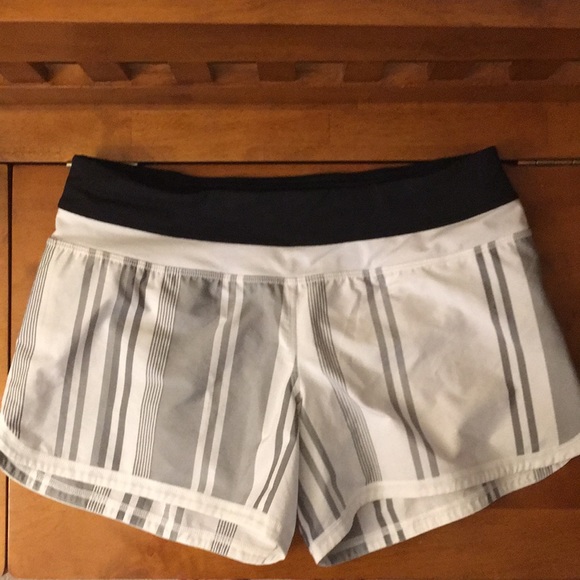 Lululemon Groovy Run Short 6 - Picture 2 of 14
